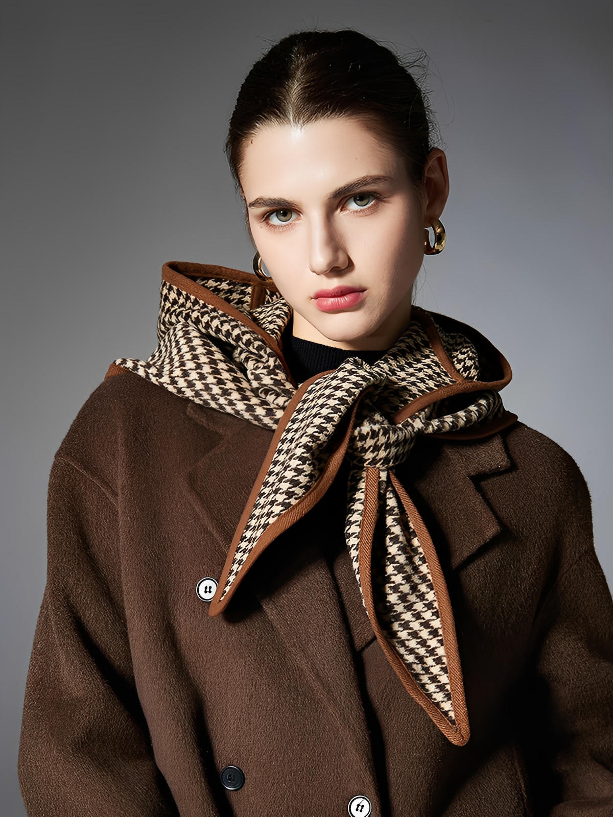 Châle capuche pied - de - poule, châle chaud hiver femme, écharpe capuche marron, foulard doux à carreaux, accessoire mode hiver, modèle Hirdane - Châle - Marron