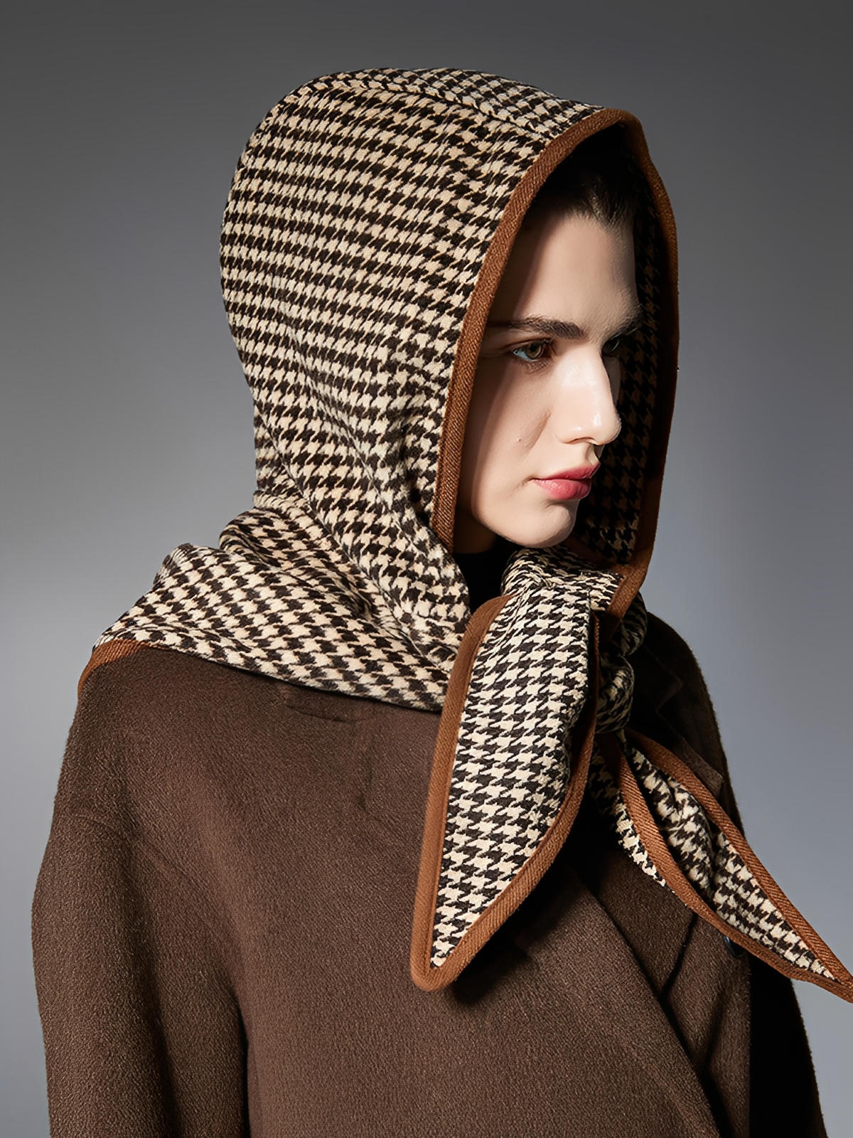 Châle capuche pied - de - poule, châle chaud hiver femme, écharpe capuche marron, foulard doux à carreaux, accessoire mode hiver, modèle Hirdane - Châle - Marron