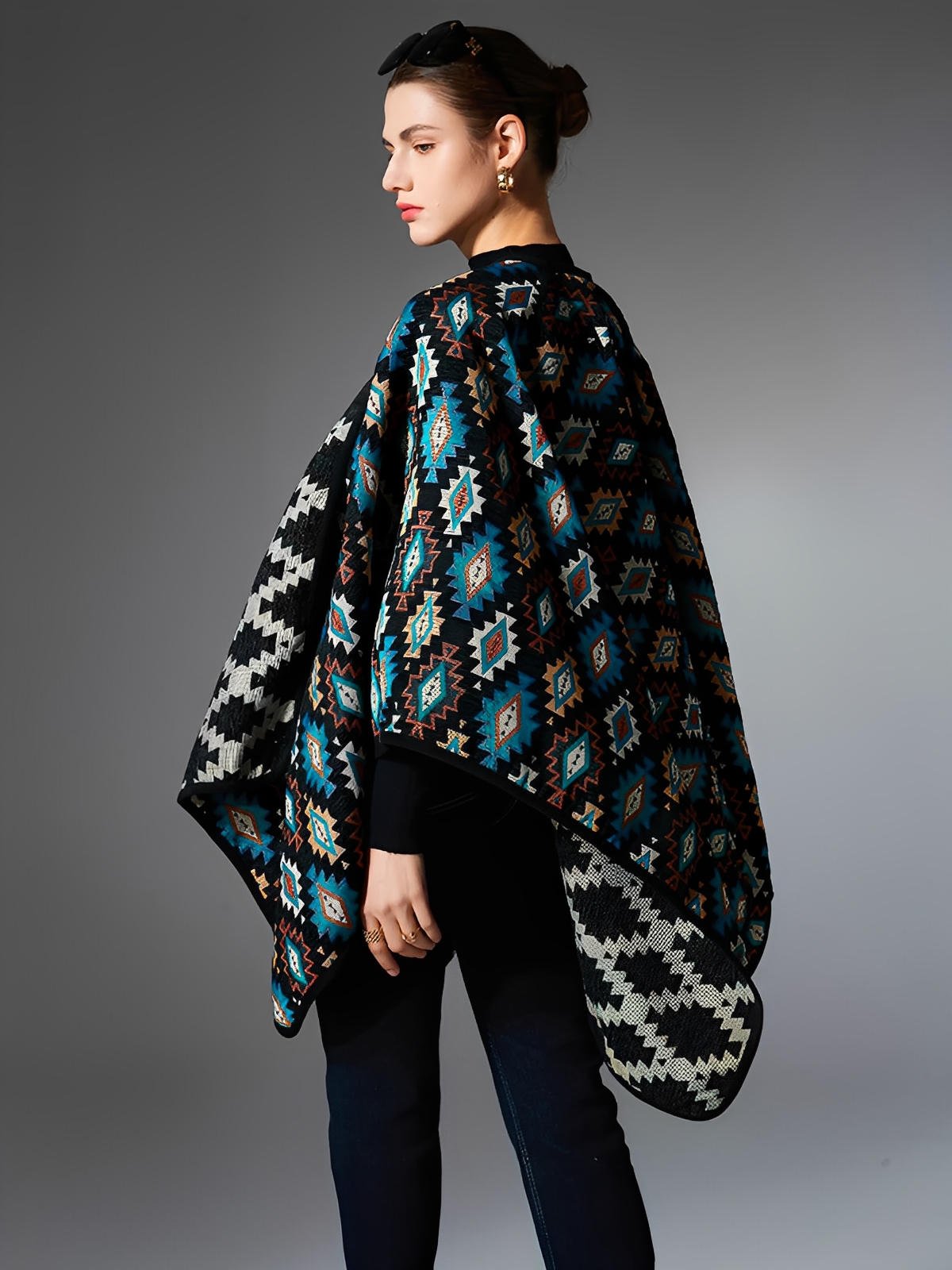 Châle chaud, poncho géométrique, couverture épaisse, cape colorée, style bohème, motifs azur et terre, grand format 150x130 cm, douceur cocooning, modèle Célestia - Châle - Multicolore