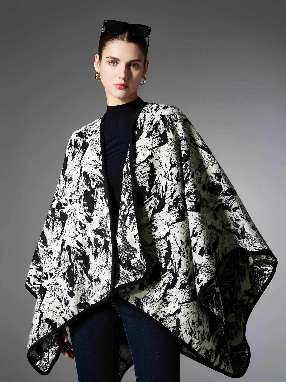 Châle femme, cape ample, imprimé abstrait noir et blanc, effet peinture à l’encre, toucher doux, grande taille chaude, style moderne, modèle Loumie - Châle - Blanc et noir