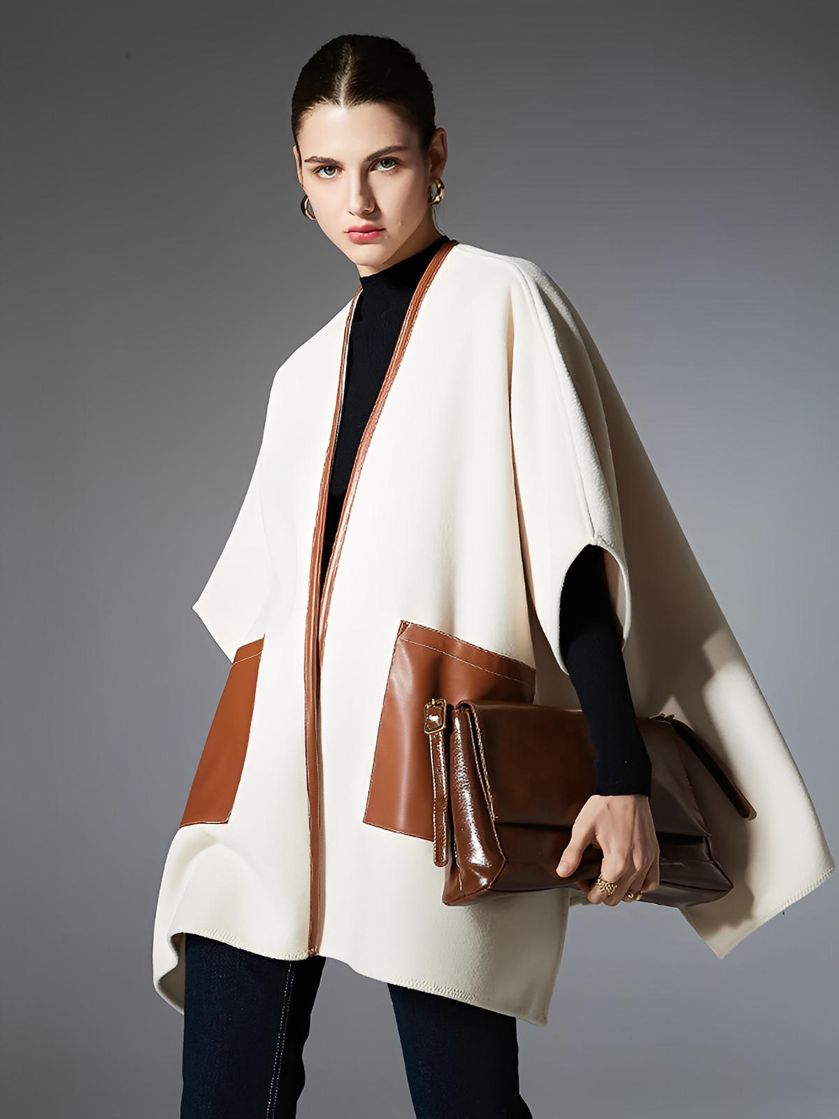 Châle femme, cape mi - saison, châle à poches simili, poncho chaud, manteau sans manches, cape beige chic, châle automne hiver, poncho oversize, châle doux, cape ample, modèle Tarisse - Châle - Beige