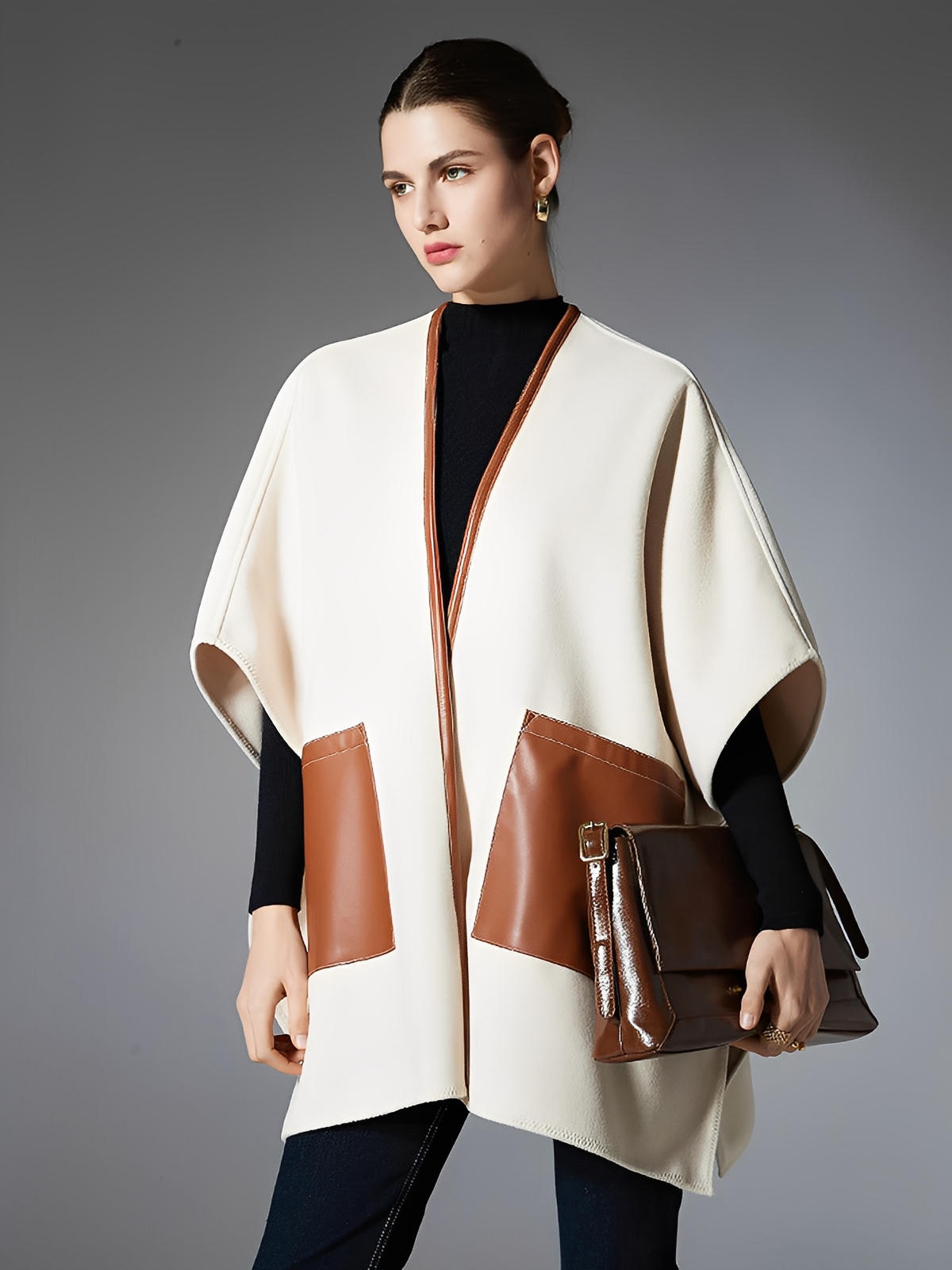 Châle femme, cape mi - saison, châle à poches simili, poncho chaud, manteau sans manches, cape beige chic, châle automne hiver, poncho oversize, châle doux, cape ample, modèle Tarisse - Châle - Beige