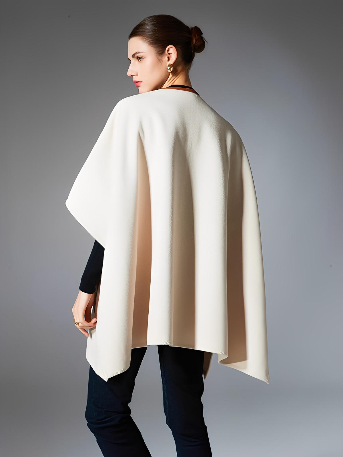 Châle femme, cape mi - saison, châle à poches simili, poncho chaud, manteau sans manches, cape beige chic, châle automne hiver, poncho oversize, châle doux, cape ample, modèle Tarisse - Châle - Beige