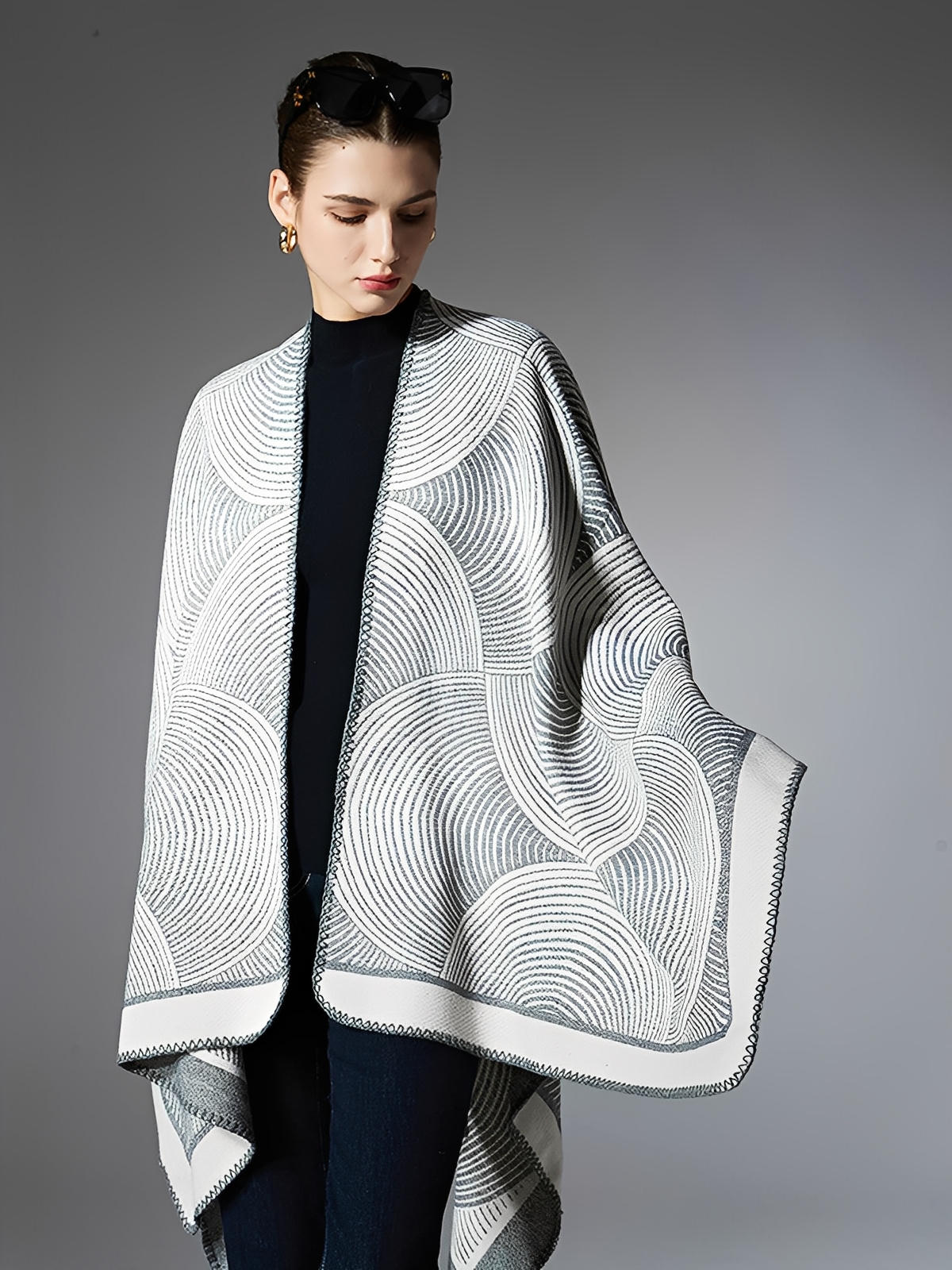 Châle géométrique laine, cape chaude femme, poncho doux gris, châle grand format hiver, couverture épaules design moderne, modèle Tija - Châle - Gris