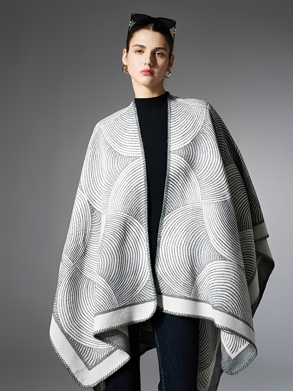 Châle géométrique laine, cape chaude femme, poncho doux gris, châle grand format hiver, couverture épaules design moderne, modèle Tija - Châle - Gris