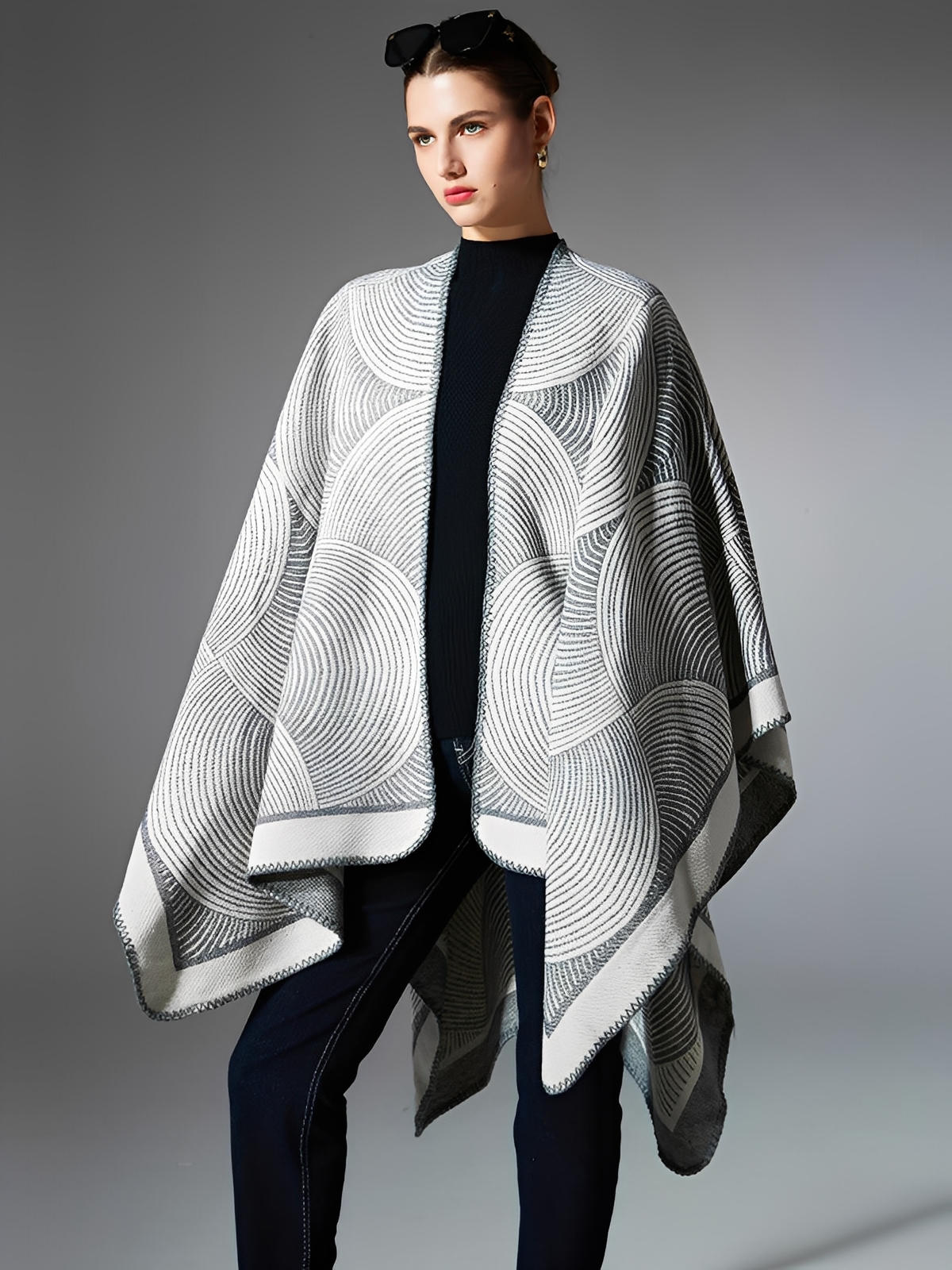 Châle géométrique laine, cape chaude femme, poncho doux gris, châle grand format hiver, couverture épaules design moderne, modèle Tija - Châle - Gris