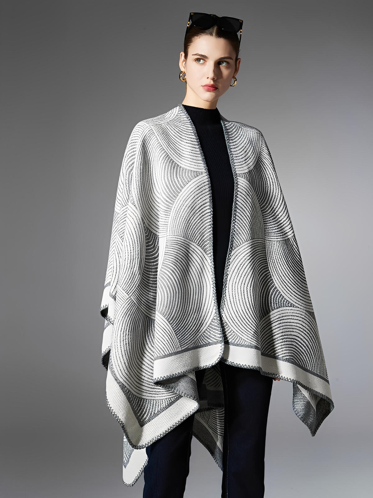 Châle géométrique laine, cape chaude femme, poncho doux gris, châle grand format hiver, couverture épaules design moderne, modèle Tija - Châle - Gris