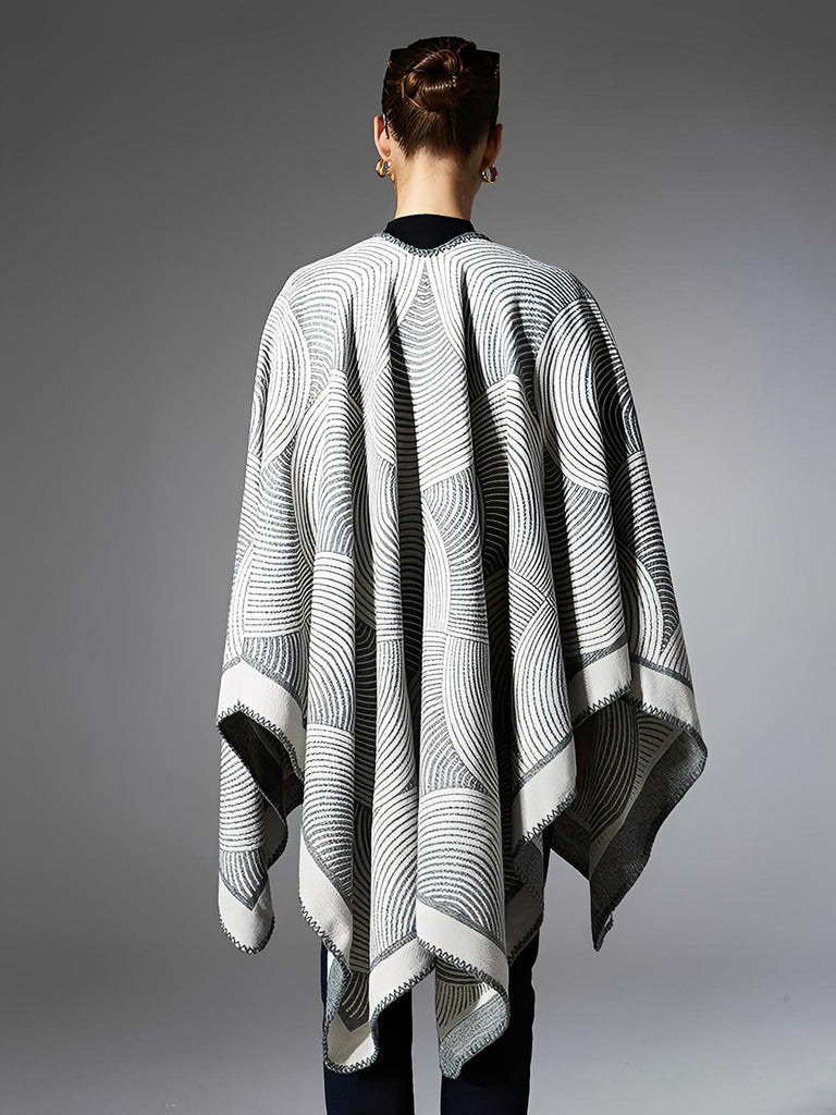 Châle géométrique laine, cape chaude femme, poncho doux gris, châle grand format hiver, couverture épaules design moderne, modèle Tija - Châle - Gris