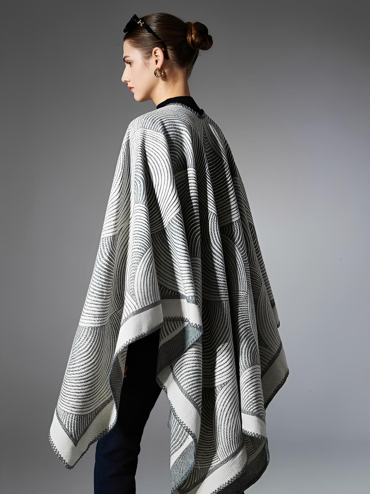 Châle géométrique laine, cape chaude femme, poncho doux gris, châle grand format hiver, couverture épaules design moderne, modèle Tija - Châle - Gris