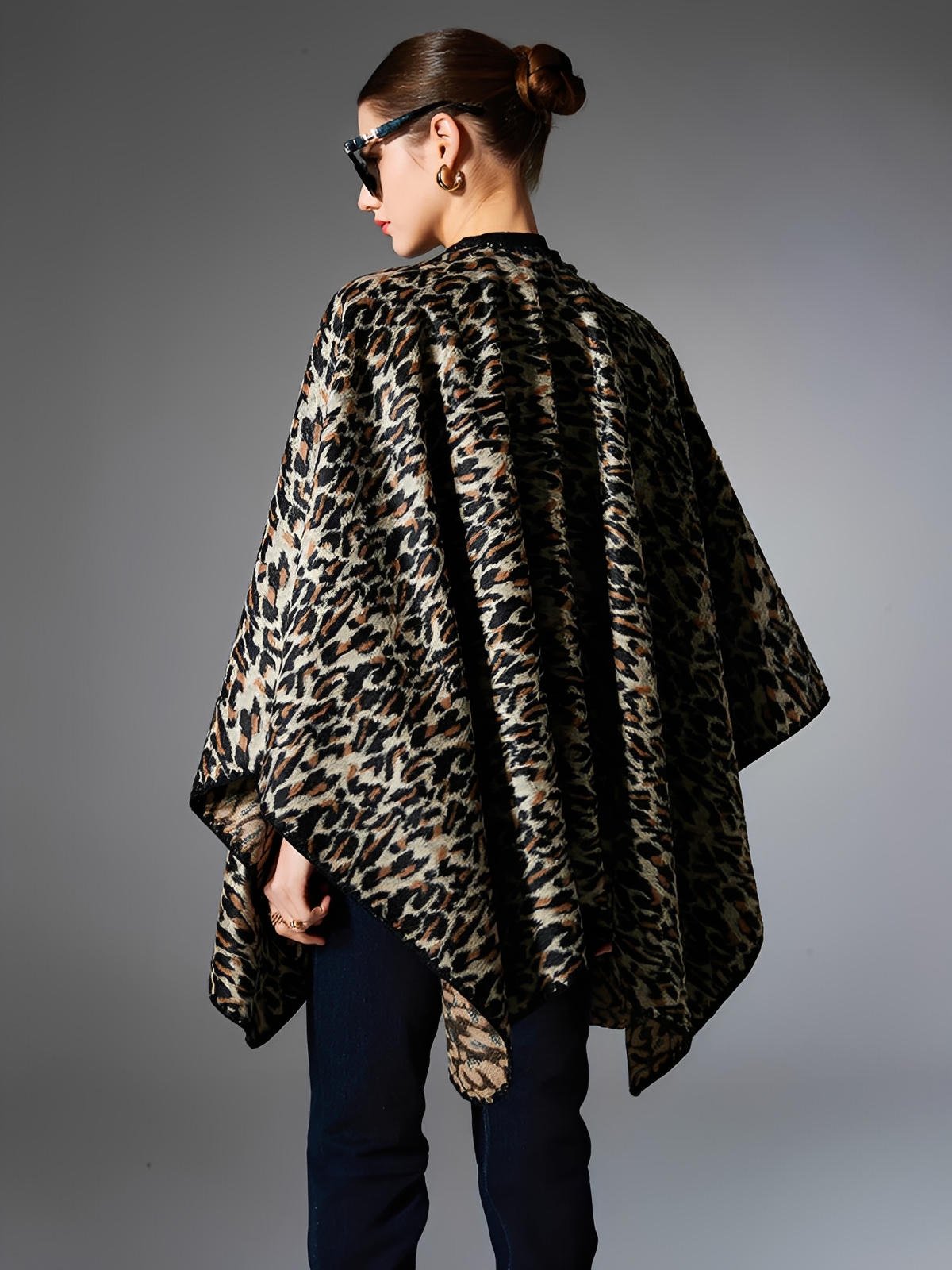 Châle léopard, châle femme hiver, poncho chaud, cape à motif animal, châle doux et enveloppant, modèle Gastine - Châle - Beige