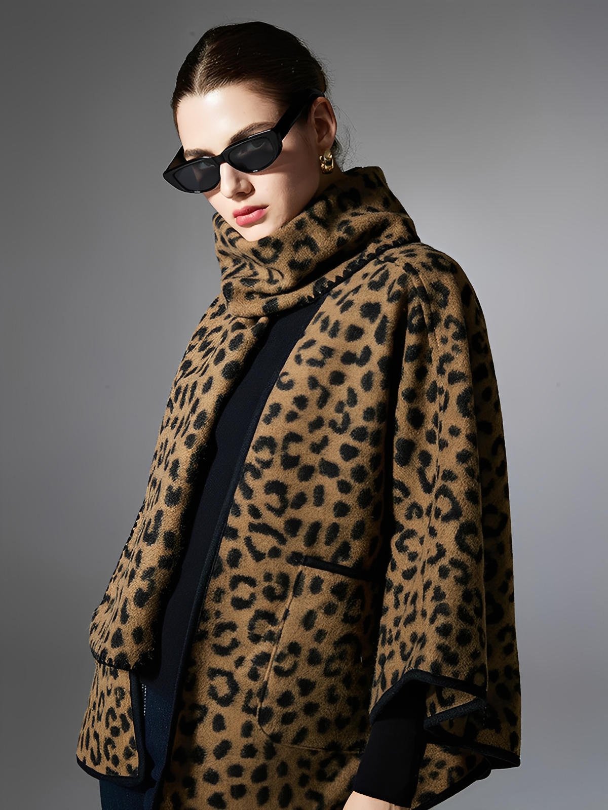 Châle léopard femme, châle chaud hiver, châle doux imprimé animal, cape large à poches, châle avec écharpe intégrée, modèle Candice - Châle - Camel