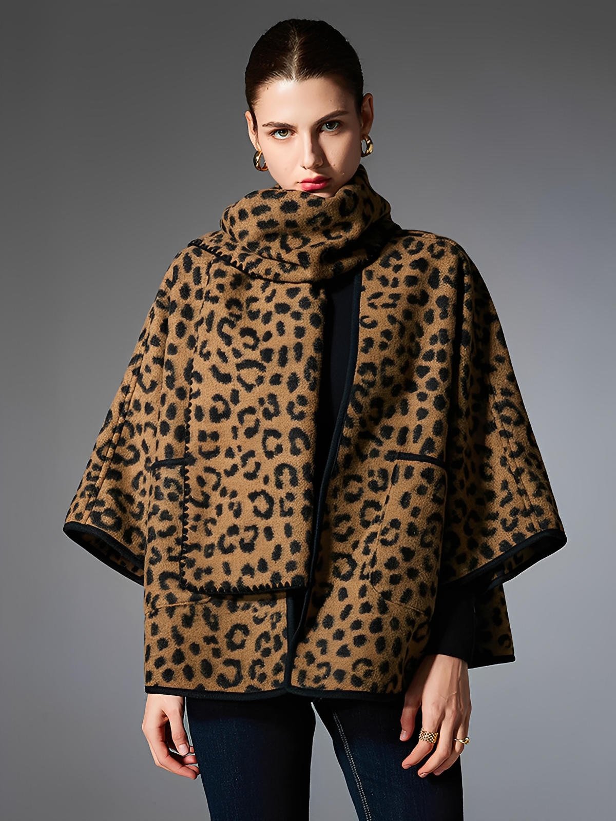 Châle léopard femme, châle chaud hiver, châle doux imprimé animal, cape large à poches, châle avec écharpe intégrée, modèle Candice - Châle - Camel