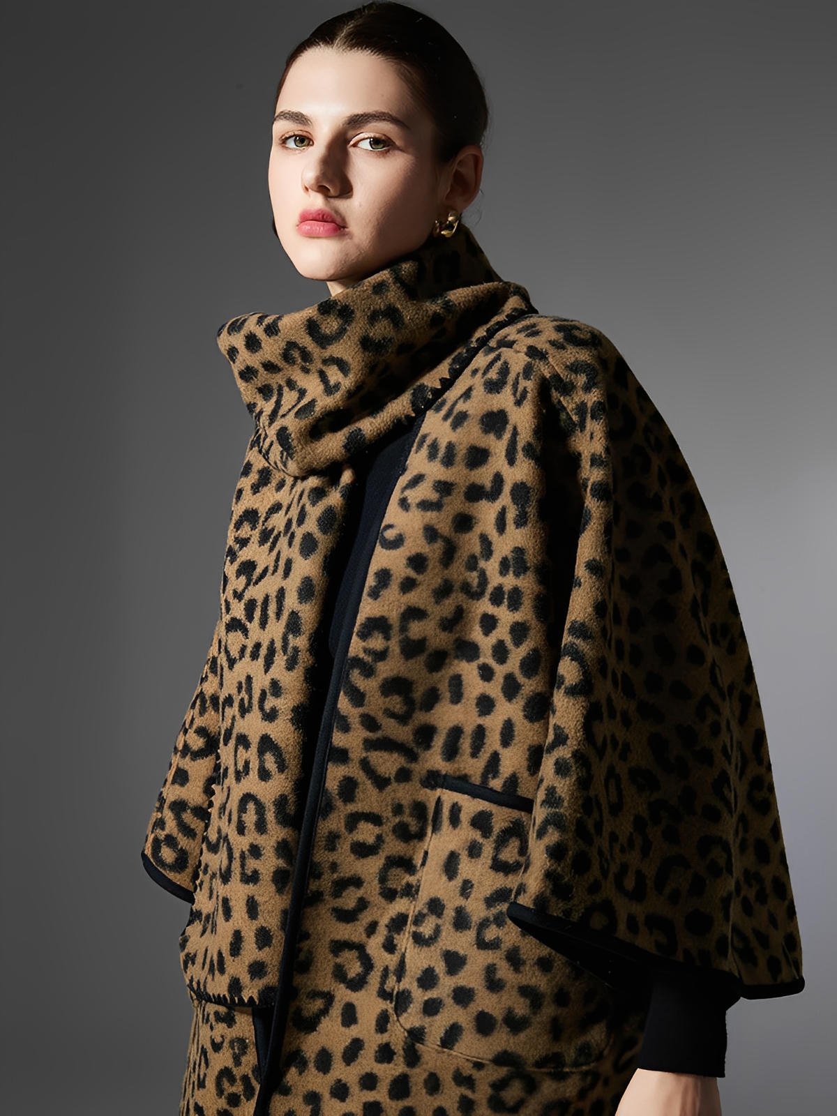 Châle léopard femme, châle chaud hiver, châle doux imprimé animal, cape large à poches, châle avec écharpe intégrée, modèle Candice - Châle - Camel