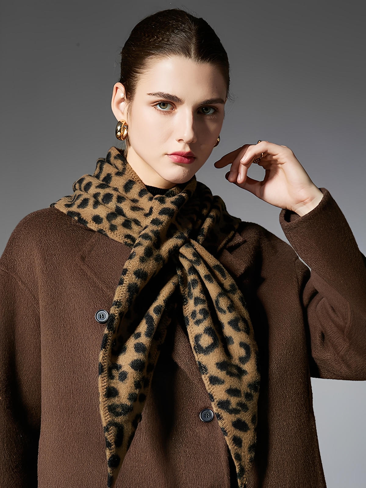 Châle léopard femme, triangle doux, grand foulard chaud, accessoire hiver, style chic, imprimé animal, toucher moelleux, modèle Pitchou - Châle - Marron