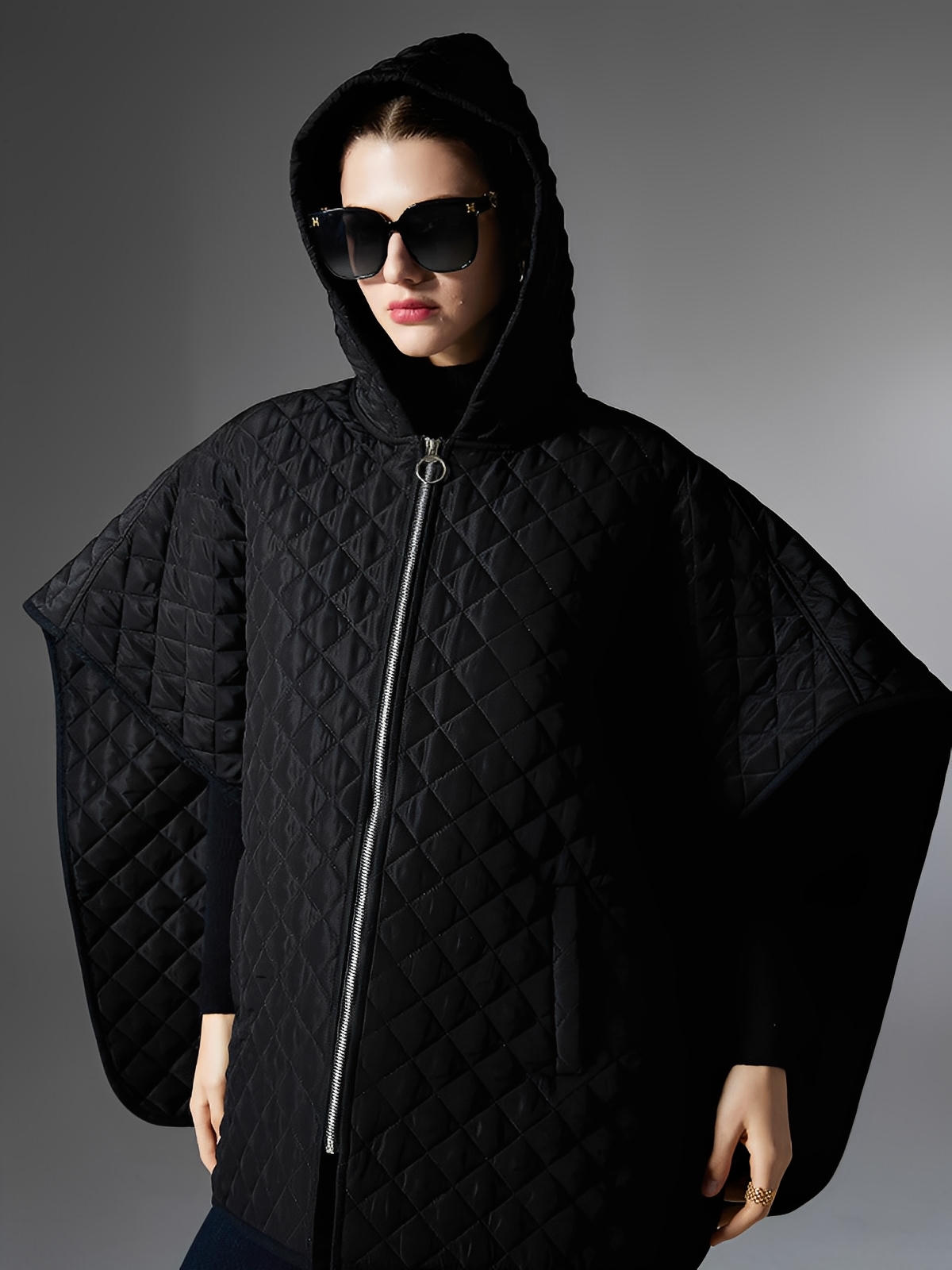 Châle matelassé noir, cape d’hiver à capuche, poncho long zippé, manteau léger femme, chaleur douce, style urbain, modèle Idale - Châle - Noir
