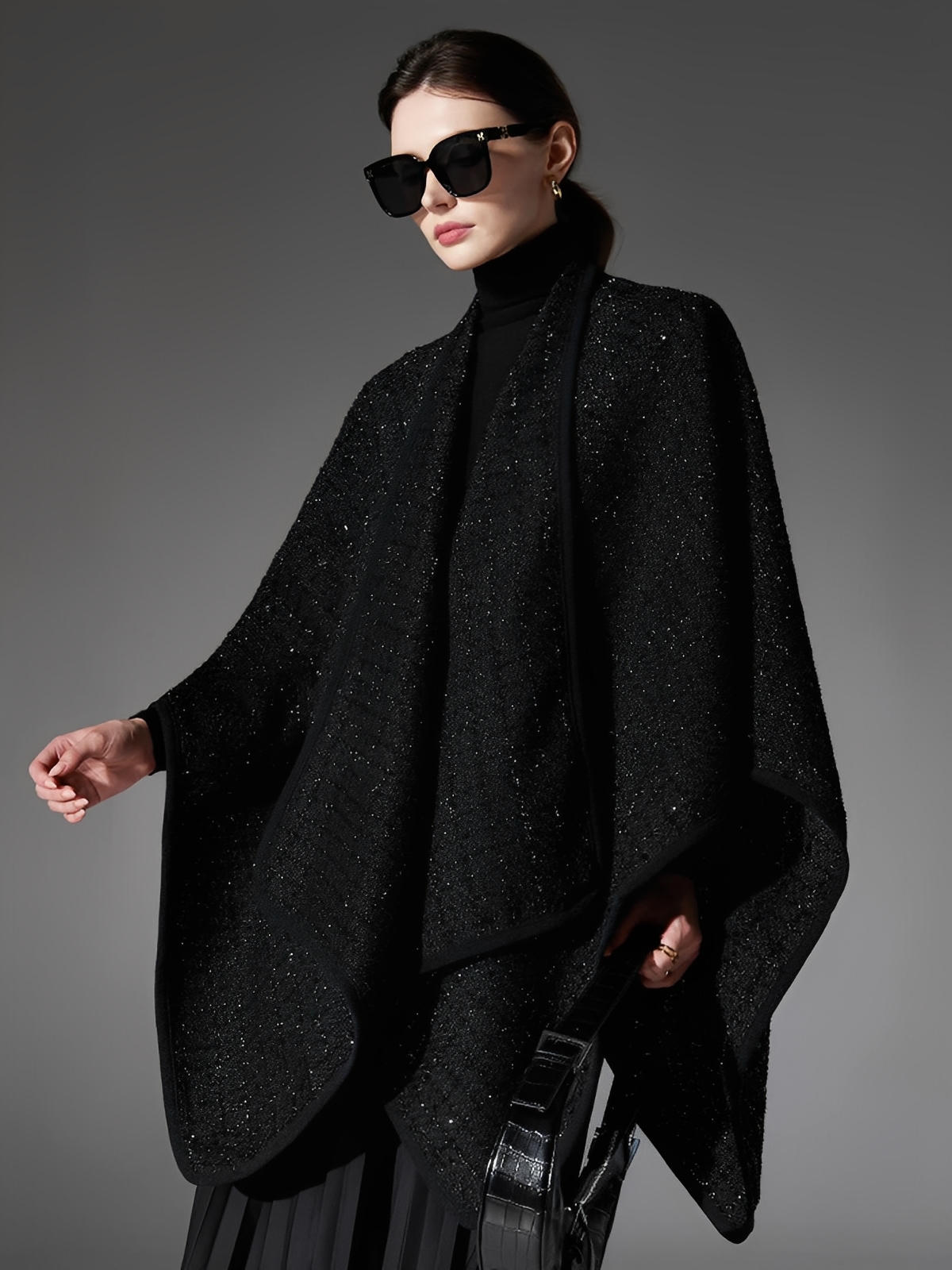 Châle noir scintillant, laine et fibres douces, grand format chaud, style raffiné, cape enveloppante femme, hiver, confort, brillance discrète, modèle Arménia