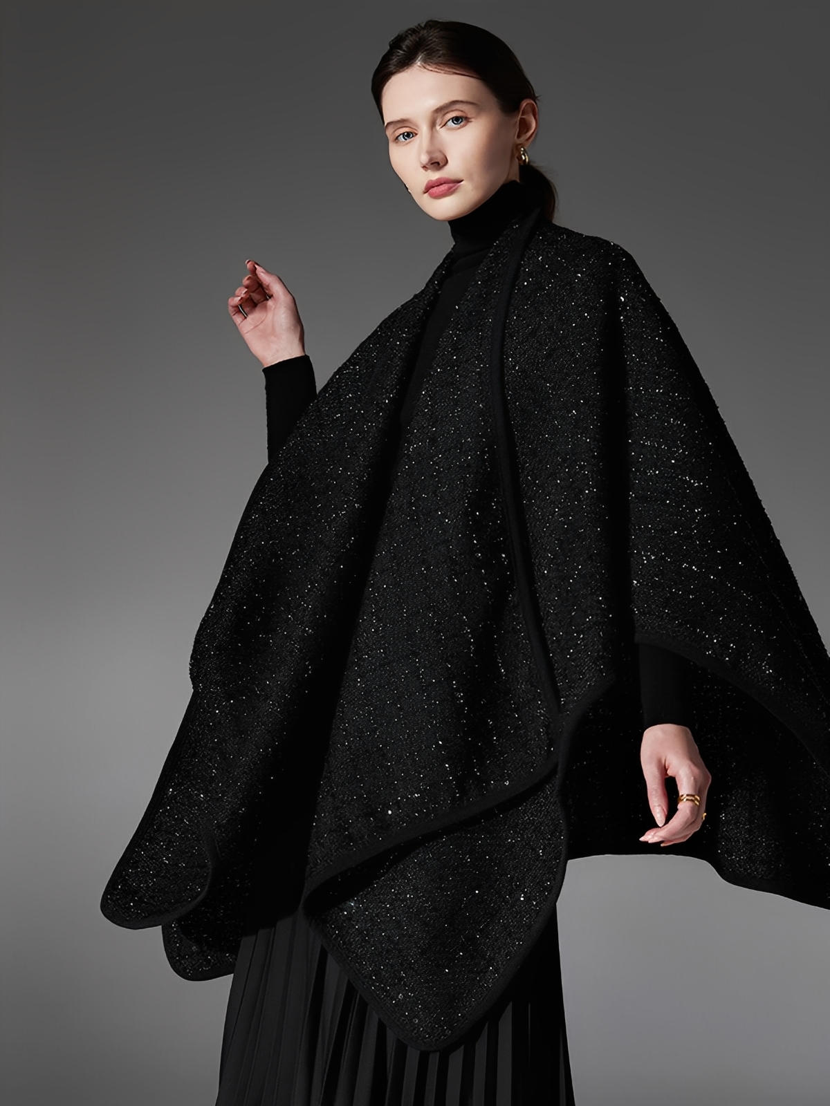 Châle noir scintillant, laine et fibres douces, grand format chaud, style raffiné, cape enveloppante femme, hiver, confort, brillance discrète, modèle Arménia