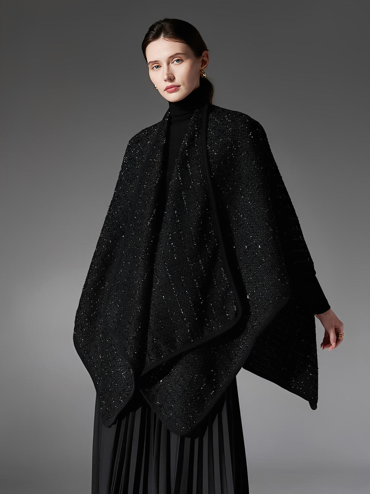 Châle noir scintillant, laine et fibres douces, grand format chaud, style raffiné, cape enveloppante femme, hiver, confort, brillance discrète, modèle Arménia