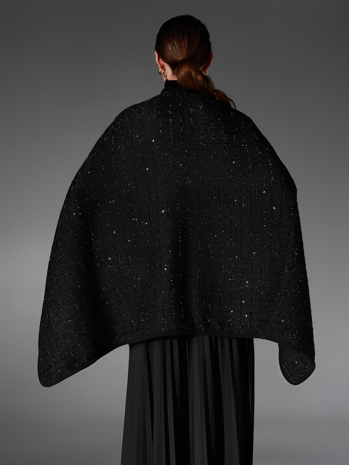 Châle noir scintillant, laine et fibres douces, grand format chaud, style raffiné, cape enveloppante femme, hiver, confort, brillance discrète, modèle Arménia