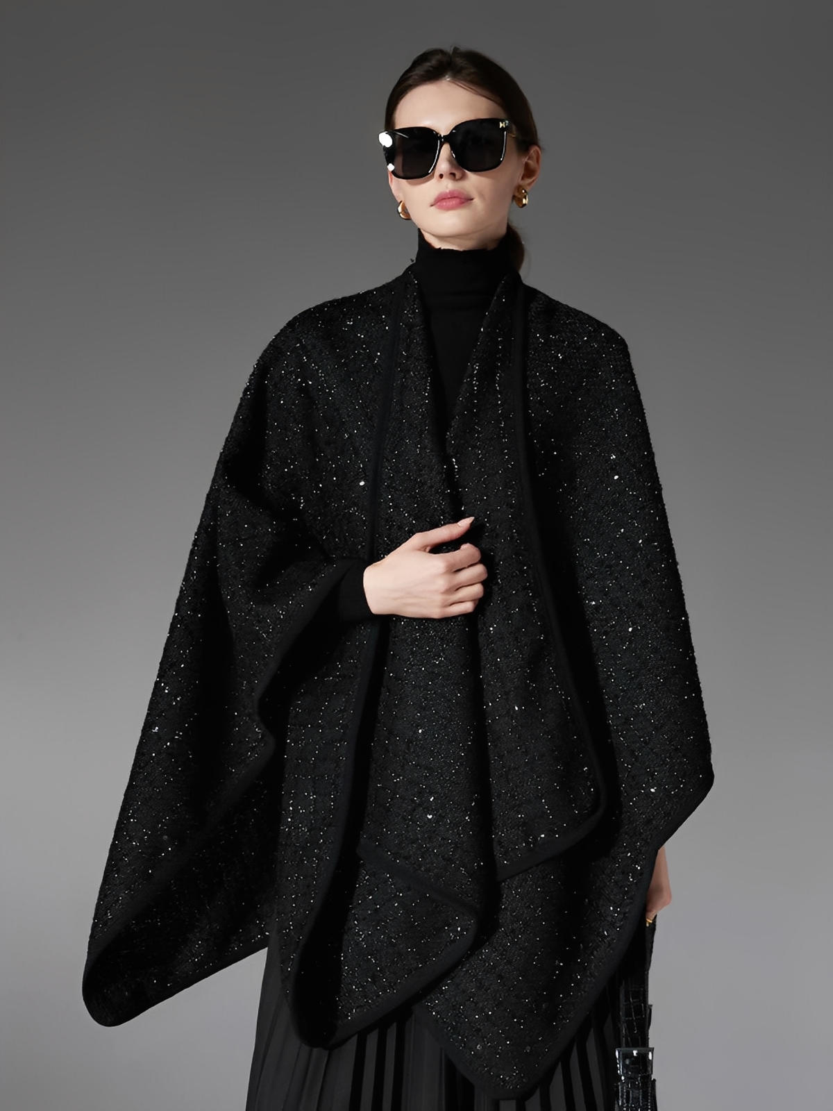 Châle noir scintillant, laine et fibres douces, grand format chaud, style raffiné, cape enveloppante femme, hiver, confort, brillance discrète, modèle Arménia