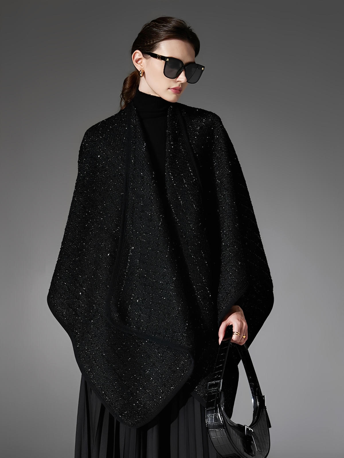 Châle noir scintillant, laine et fibres douces, grand format chaud, style raffiné, cape enveloppante femme, hiver, confort, brillance discrète, modèle Arménia