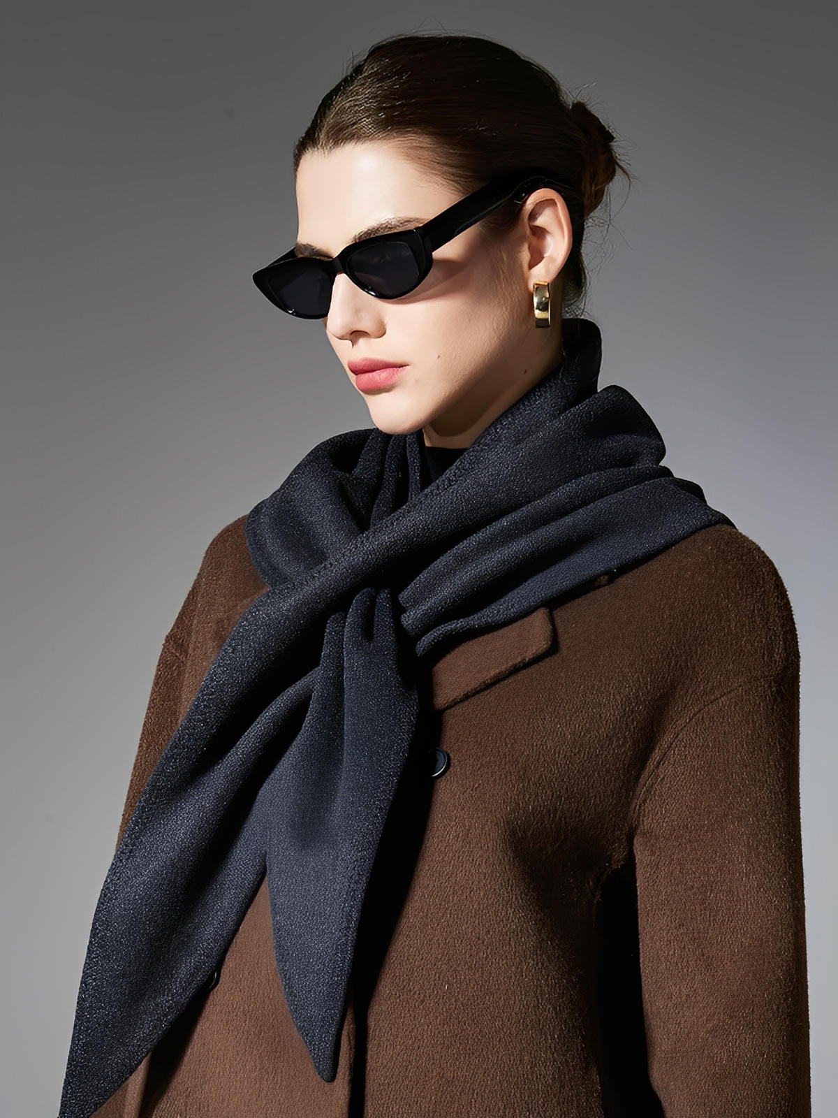 Châle triangle uni femme, écharpe douce hiver, châle chaud épaule, foulard grand format, accessoire mode minimaliste, modèle Azena - Châle - Gris foncé