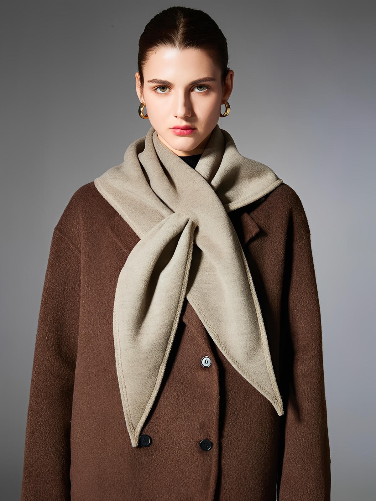 Châle triangle uni femme, écharpe douce hiver, châle chaud épaule, foulard grand format, accessoire mode minimaliste, modèle Azena - Châle - Taupe