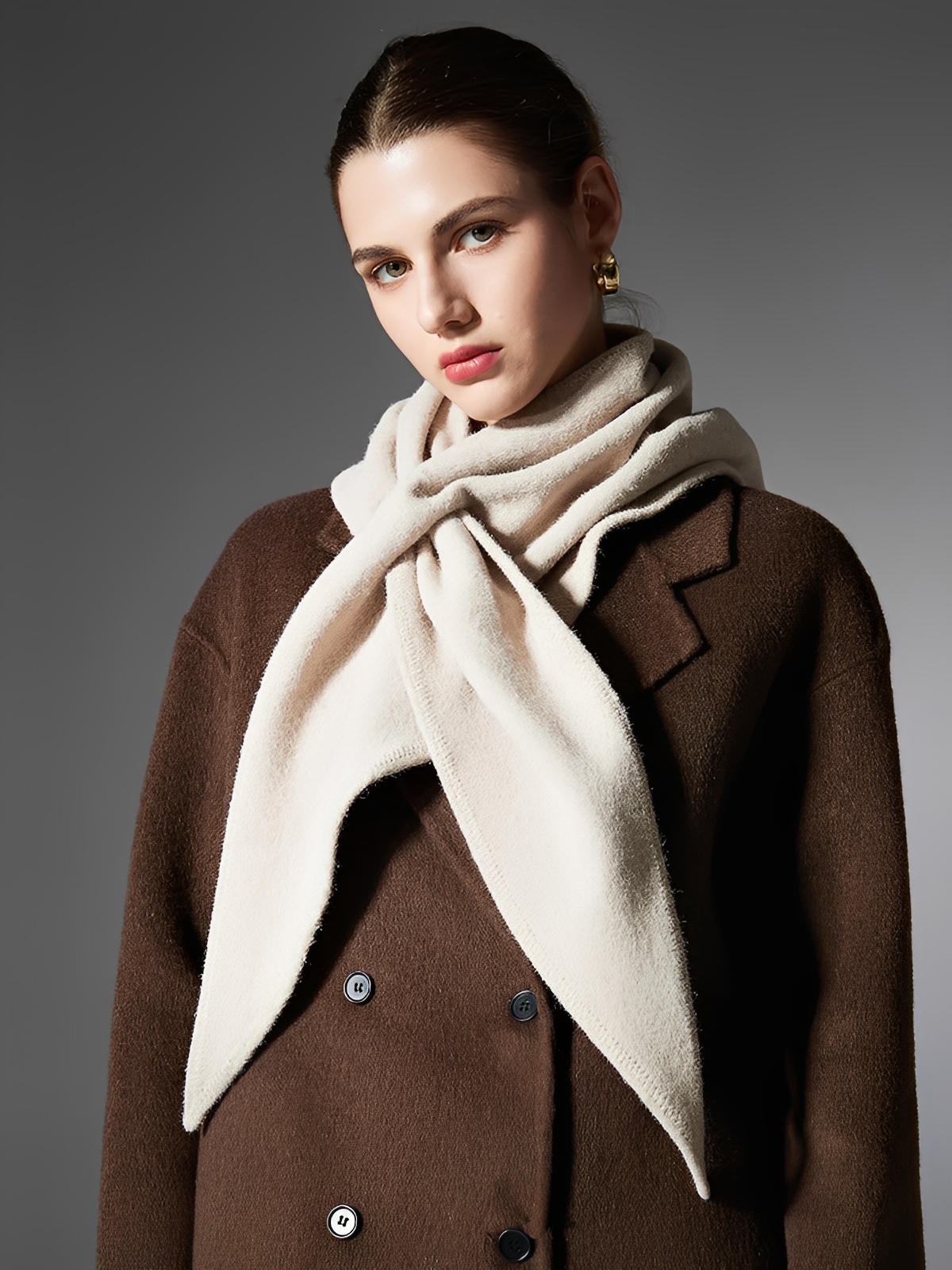 Châle triangle uni femme, écharpe douce hiver, châle chaud épaule, foulard grand format, accessoire mode minimaliste, modèle Azena - Châle - Blanc