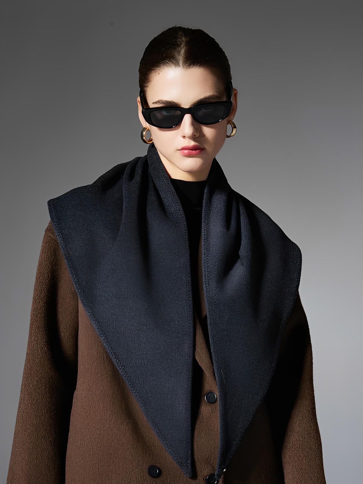 Châle triangle uni femme, écharpe douce hiver, châle chaud épaule, foulard grand format, accessoire mode minimaliste, modèle Azena - Châle - Gris foncé