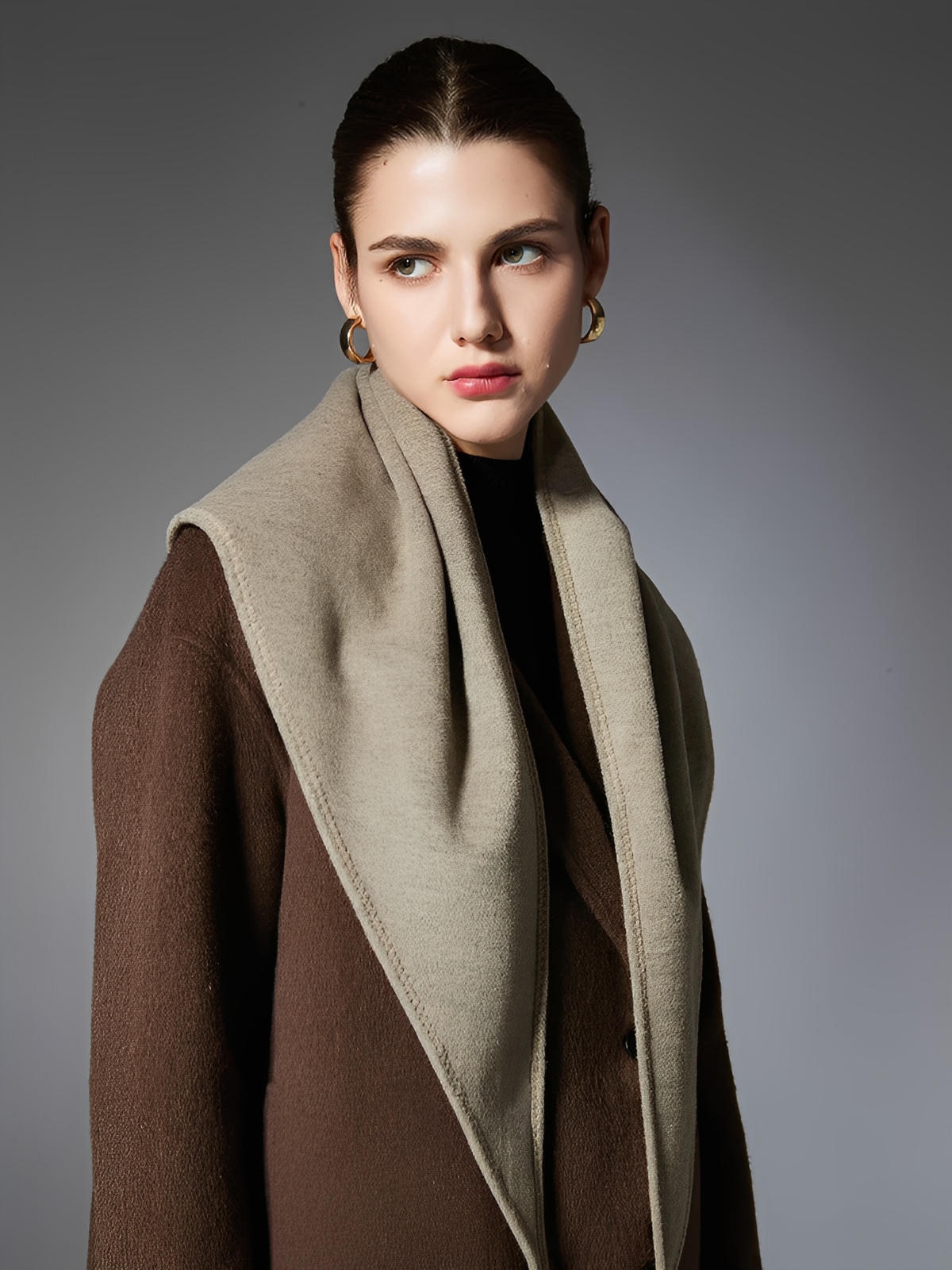 Châle triangle uni femme, écharpe douce hiver, châle chaud épaule, foulard grand format, accessoire mode minimaliste, modèle Azena - Châle - Taupe