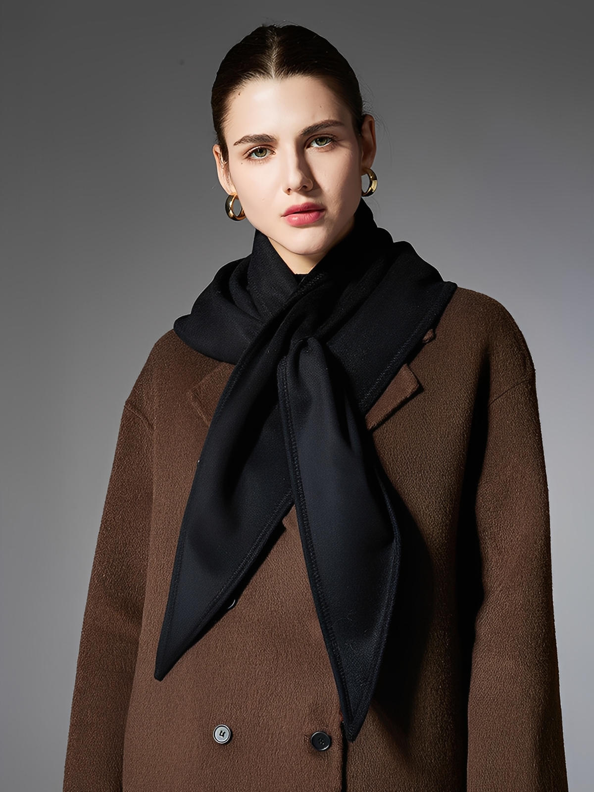Châle triangle uni femme, écharpe douce hiver, châle chaud épaule, foulard grand format, accessoire mode minimaliste, modèle Azena - Châle - Gris foncé