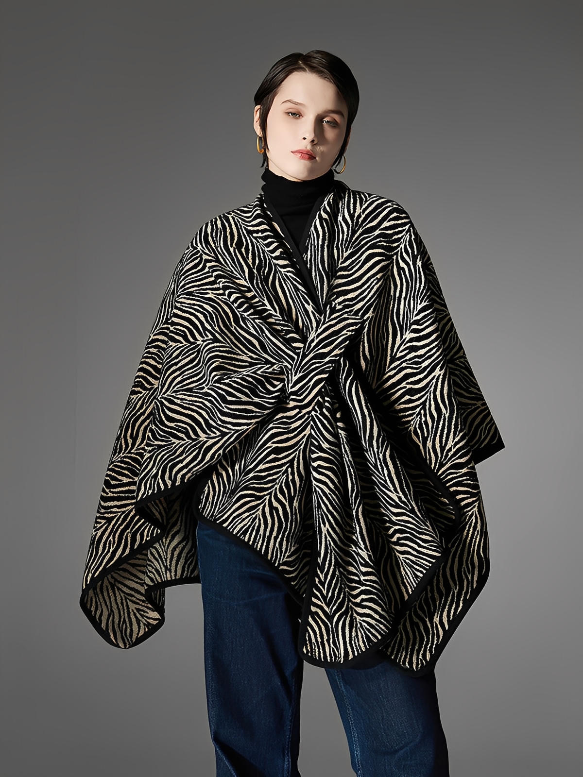 Châle zébré, cape à motif animal, grand châle chaud, poncho noir et beige, châle épais femme hiver, accessoire mode automne, modèle Zéba - Châle - Blanc et noir