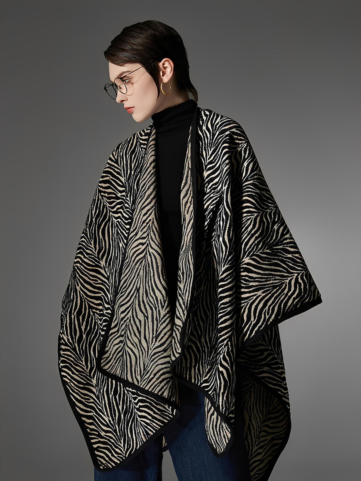 Châle zébré, cape à motif animal, grand châle chaud, poncho noir et beige, châle épais femme hiver, accessoire mode automne, modèle Zéba - Châle - Blanc et noir