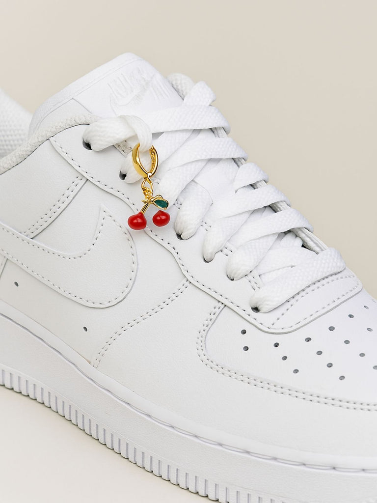 Charm sneakers cerises, pendentif lacet basket, bijou chaussure or, accessoire mode unisexe, décoration personnalisée sneakers, modèle Dismi - charms -