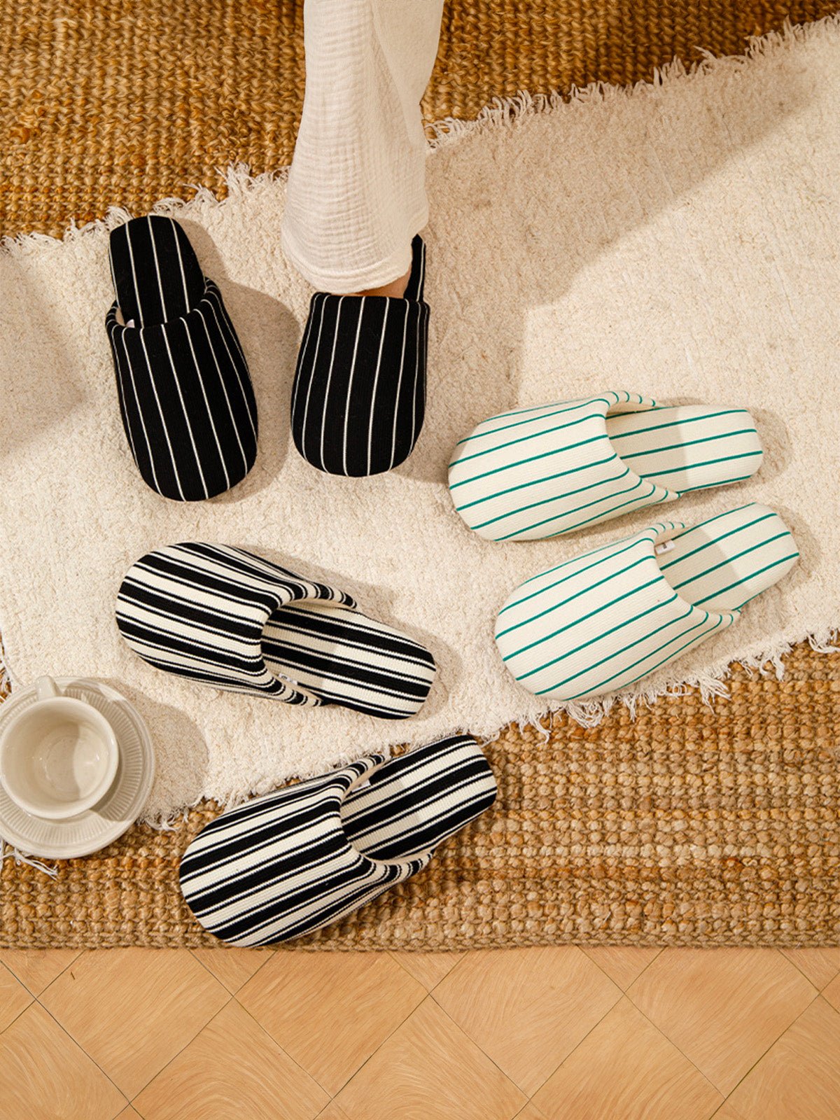 Chaussons d’intérieur rayés, chaussons coton confort, chaussons unisexe hiver, chaussons antidérapants maison, chaussons doublés chauds, modèle Triny - Chaussons - Noir XXS