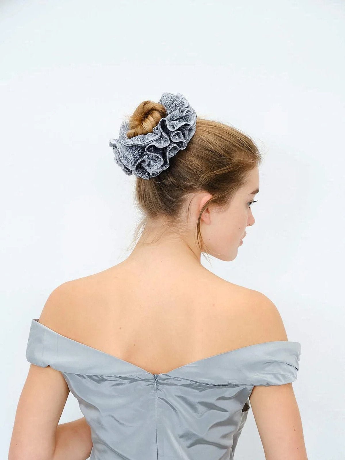 Chouchou cheveux pailleté, élastique cheveux brillant, accessoire femme soirée, chouchou volumineux, coiffure élégante, élastique large scintillant, accessoire cheveux doré ou argenté, modèle Valéria - Chouchou - Gris