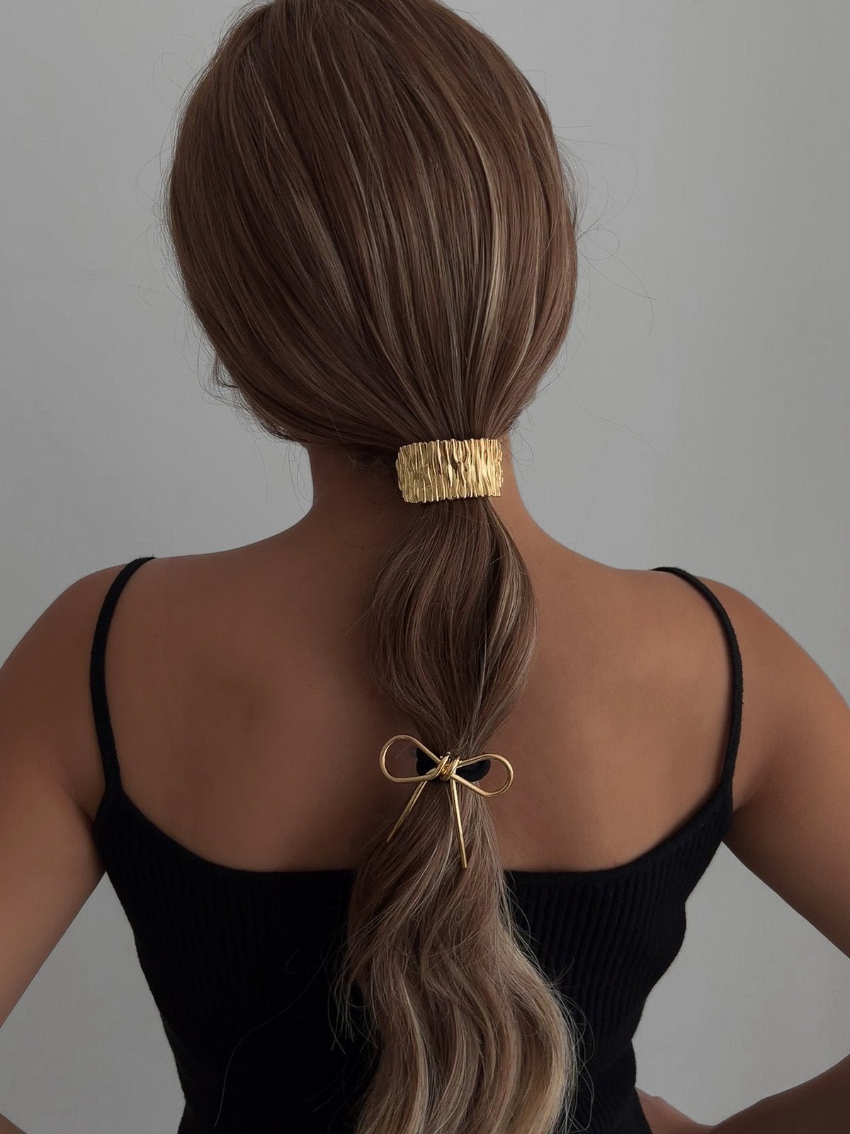 Chouchou cheveux ruban métal, élastique noir, nœud doré ou argenté, accessoire de coiffure féminin, queue de cheval chic, style moderne, modèle Svarina - Chouchou - Or