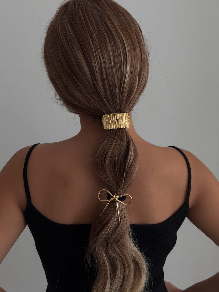 Chouchou cheveux ruban métal, élastique noir, nœud doré ou argenté, accessoire de coiffure féminin, queue de cheval chic, style moderne, modèle Svarina - Chouchou - Or