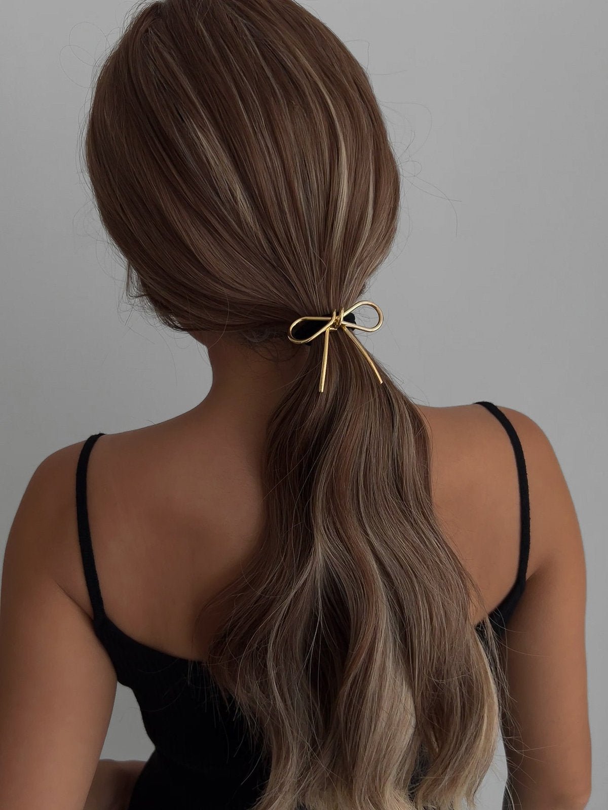 Chouchou cheveux ruban métal, élastique noir, nœud doré ou argenté, accessoire de coiffure féminin, queue de cheval chic, style moderne, modèle Svarina - Chouchou - Or