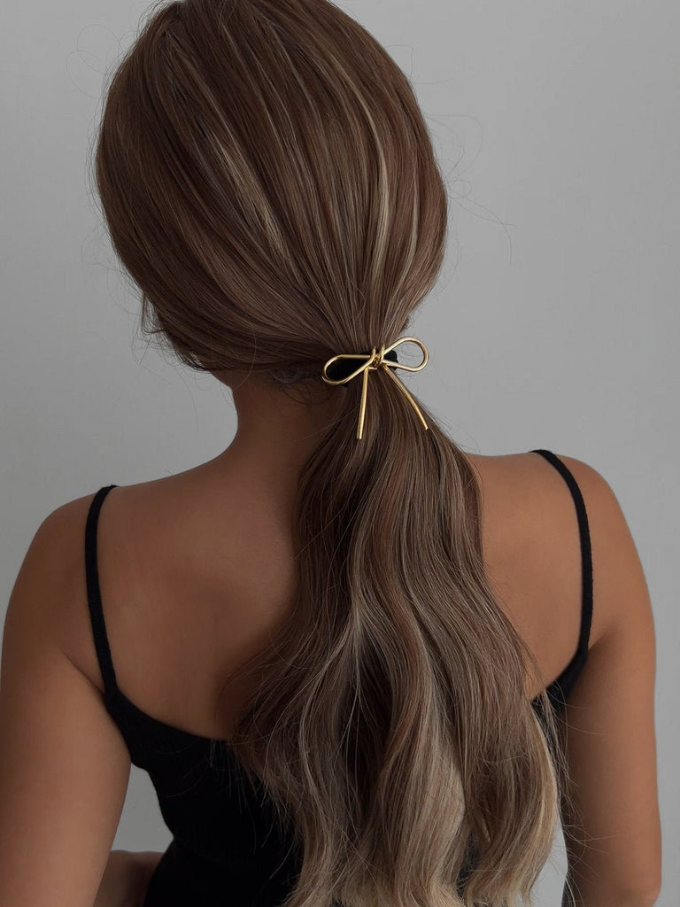 Chouchou cheveux ruban métal, élastique noir, nœud doré ou argenté, accessoire de coiffure féminin, queue de cheval chic, style moderne, modèle Svarina - Chouchou - Or