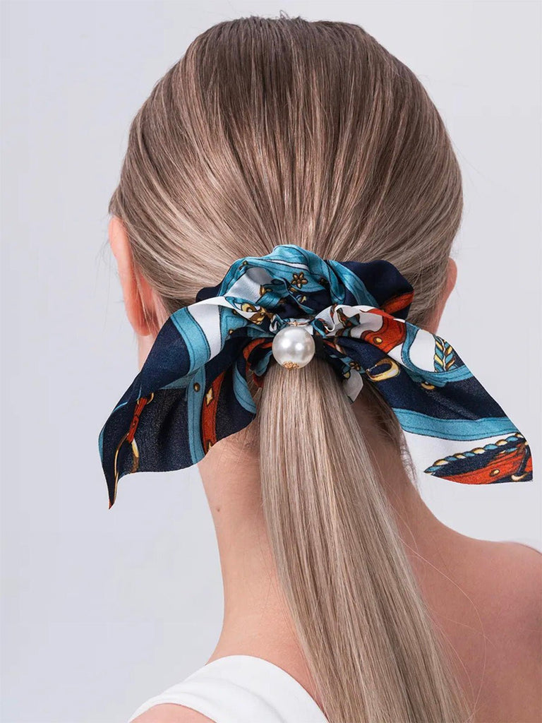 Chouchou cheveux satin perle, accessoire cheveux femme, élastique cheveux foulard, ruban décoratif queue de cheval, chouchou avec nœud, modèle Kessia - Chouchou - Bleu