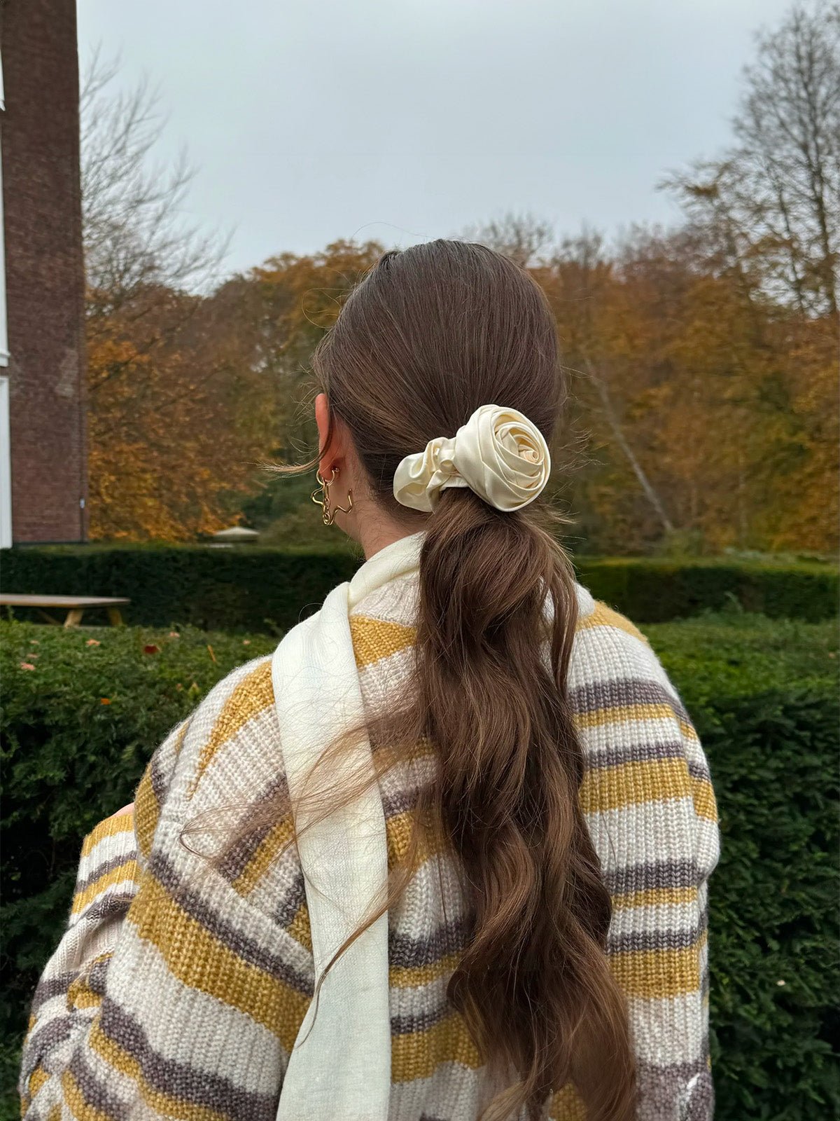 Chouchou fleur en satin, chouchou volumineux, chouchou cheveux floral femme, accessoire coiffure raffiné, modèle Tenyse - Chouchou - Blanc