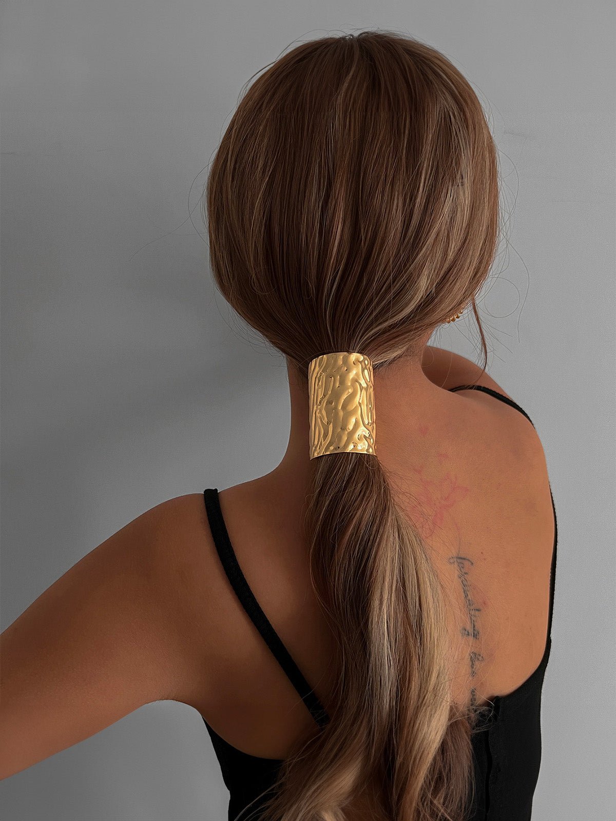 Chouchou métal doré, chouchou argenté, accessoire cheveux femme, attache queue basse, style minimaliste chic, élastique cheveux rigide, look moderne, modèle Térénice - Chouchou - Or