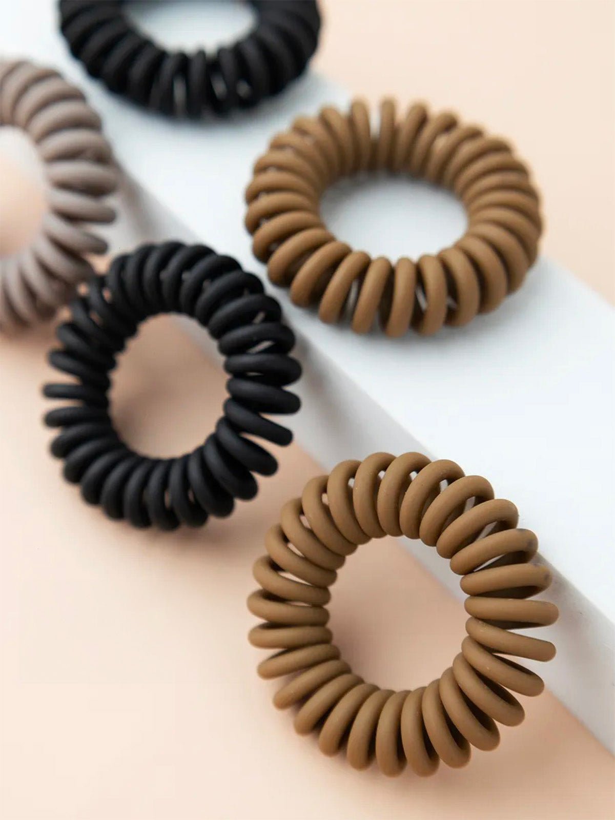 Chouchou spirale silicone, élastiques cheveux résistants, lot de 6, noir, gris, brun, antiglisse, sans trace, modèle Spirou - Chouchou - Noir / Brun / Gris