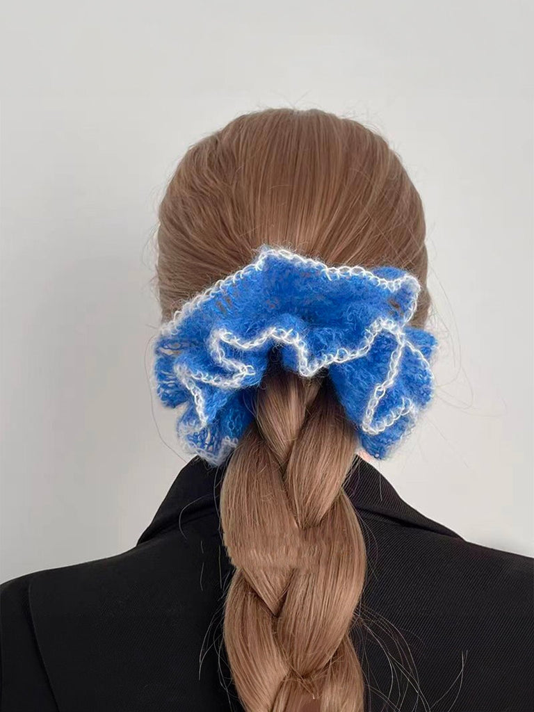 Chouchou volumineux bleu, maille mohair douce, bordure blanche, accessoire cheveux femme, style romantique, tenue basse, coiffure soignée, modèle Révine - Chouchou - Bleu