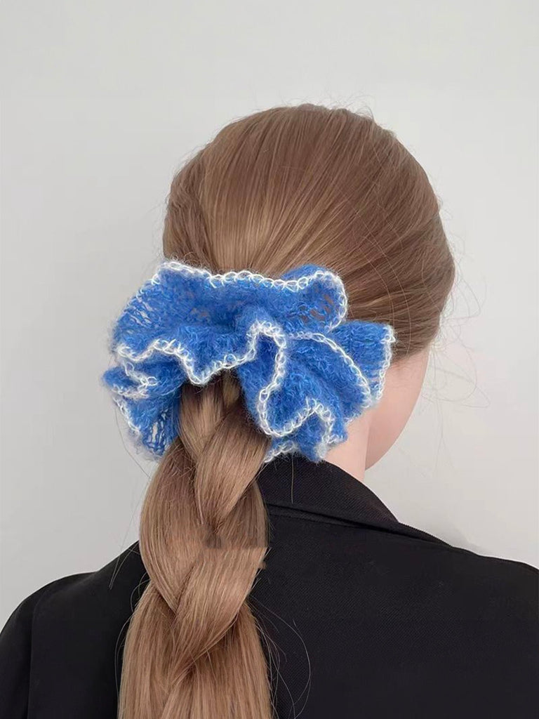 Chouchou volumineux bleu, maille mohair douce, bordure blanche, accessoire cheveux femme, style romantique, tenue basse, coiffure soignée, modèle Révine - Chouchou - Bleu