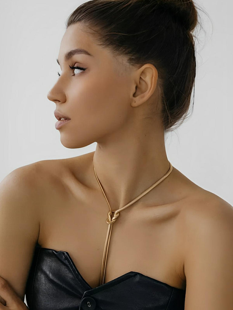 Collier doré serpent noué, chaîne longue fluide, style ins, titane plaqué or 18K, modèle Octavia - Collier - Or