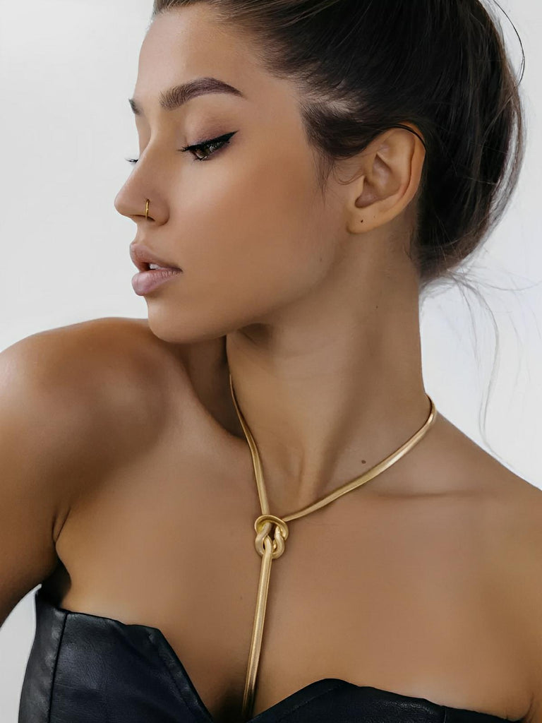 Collier doré serpent noué, chaîne longue fluide, style ins, titane plaqué or 18K, modèle Octavia - Collier - Or