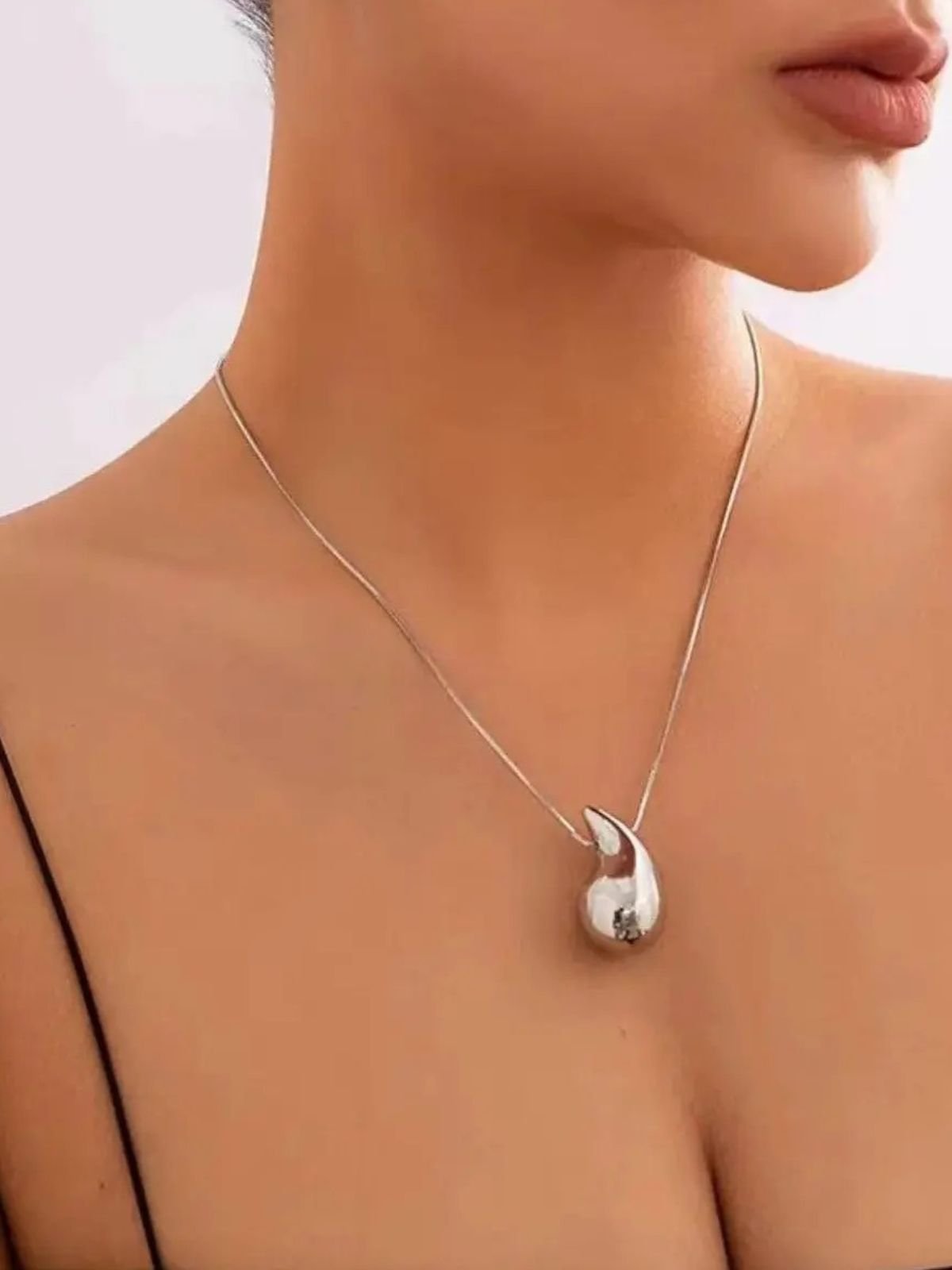 Collier pendentif goutte d'eau, chaîne os de serpent, style minimaliste, bijou doré ou argenté, modèle Flora - Collier - Argent 45 cm