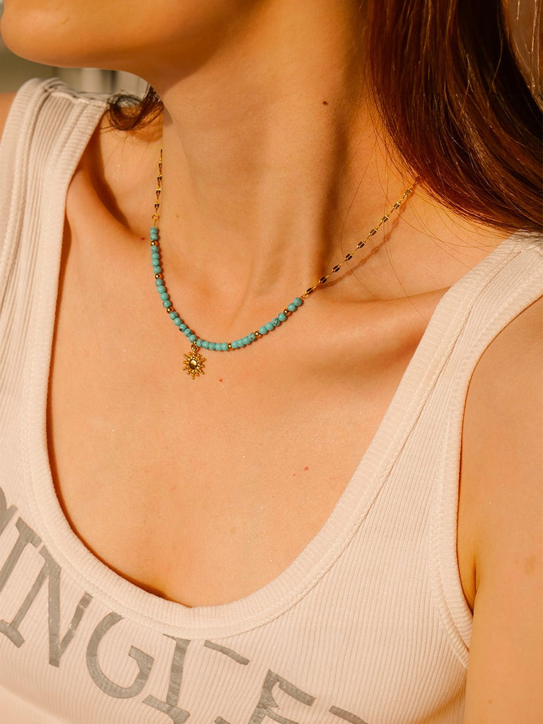 Collier soleil doré, perles turquoise et acier inoxydable, chaîne fine, pendentif central, style INS, modèle Fatia - Collier - Or 40.5 +5.5 cm